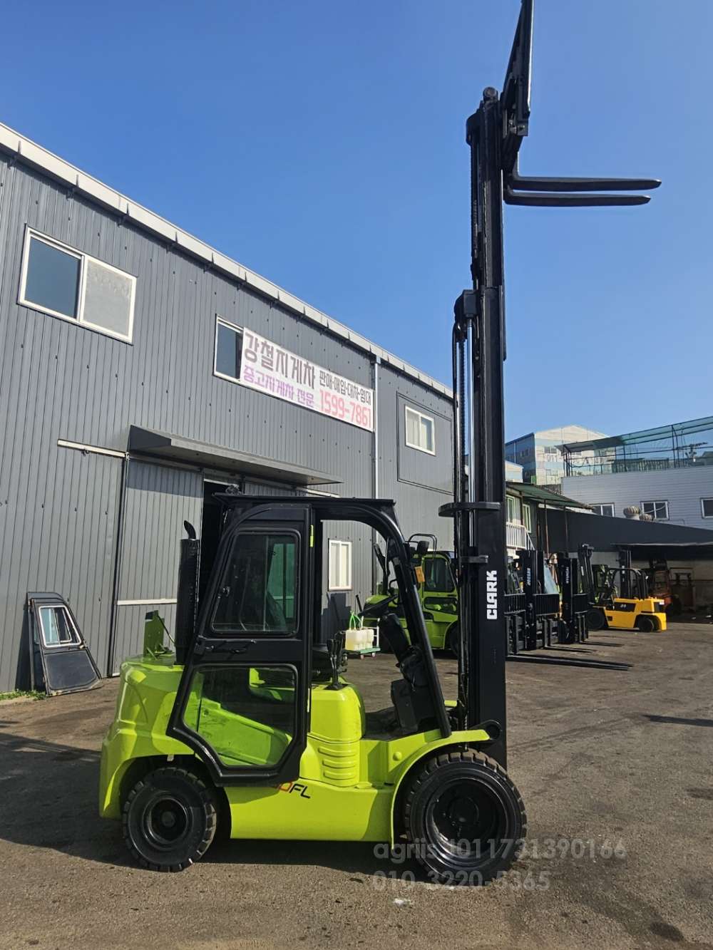 Clark Forklift 3톤2.9톤 중고지게차 클라크 디젤 3단 사이드 캐빈 17년식 3톤 미만  측면