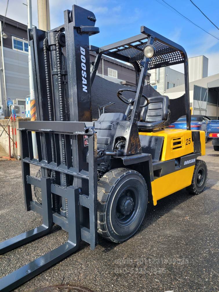 Doosan Forklift 두산FD2.5톤중고지게차  앞좌측면