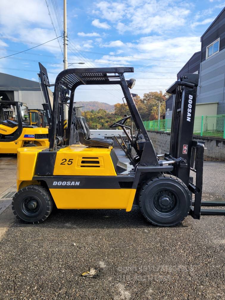 Doosan Forklift 두산FD2.5톤중고지게차  엔진내부