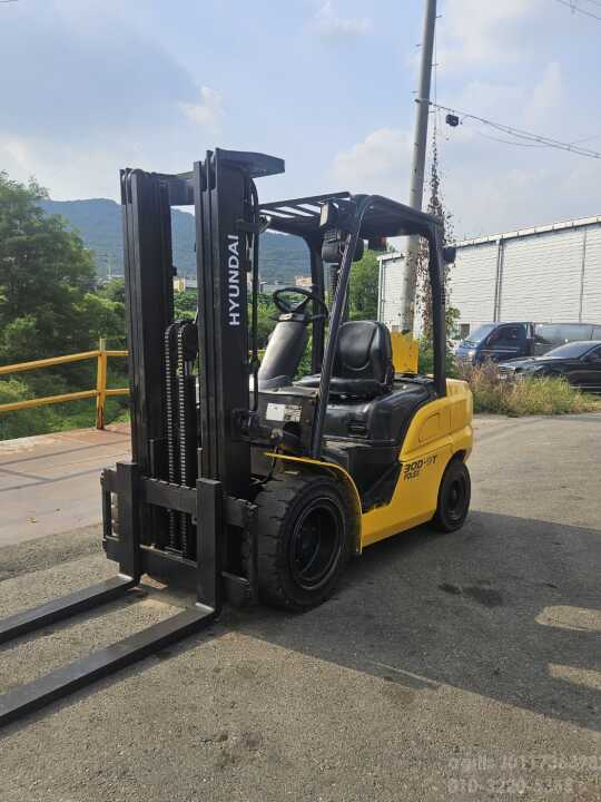 Hyundai Forklift 3톤 중고지게차 현대 디젤 3단마스트 3톤 미만  앞좌측면