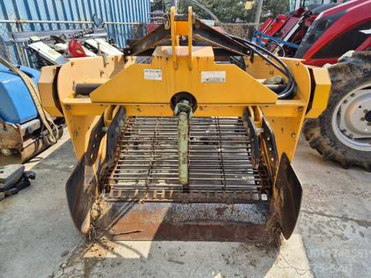 두루기계 땅속작물수확기 DR-1300SL 앞좌측면