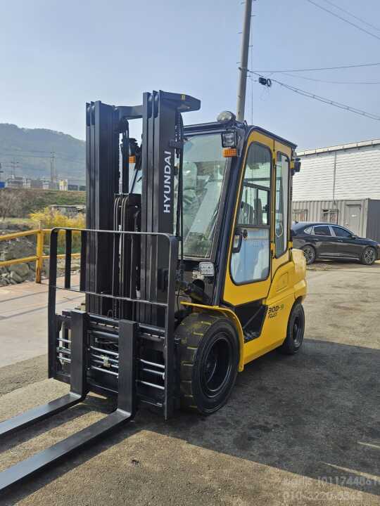 Hyundai Forklift 3톤 중고지게차 현대 디젤 3단 자동발 사이드 캐빈 16년식 풀옵션급 3톤미만  앞좌측면