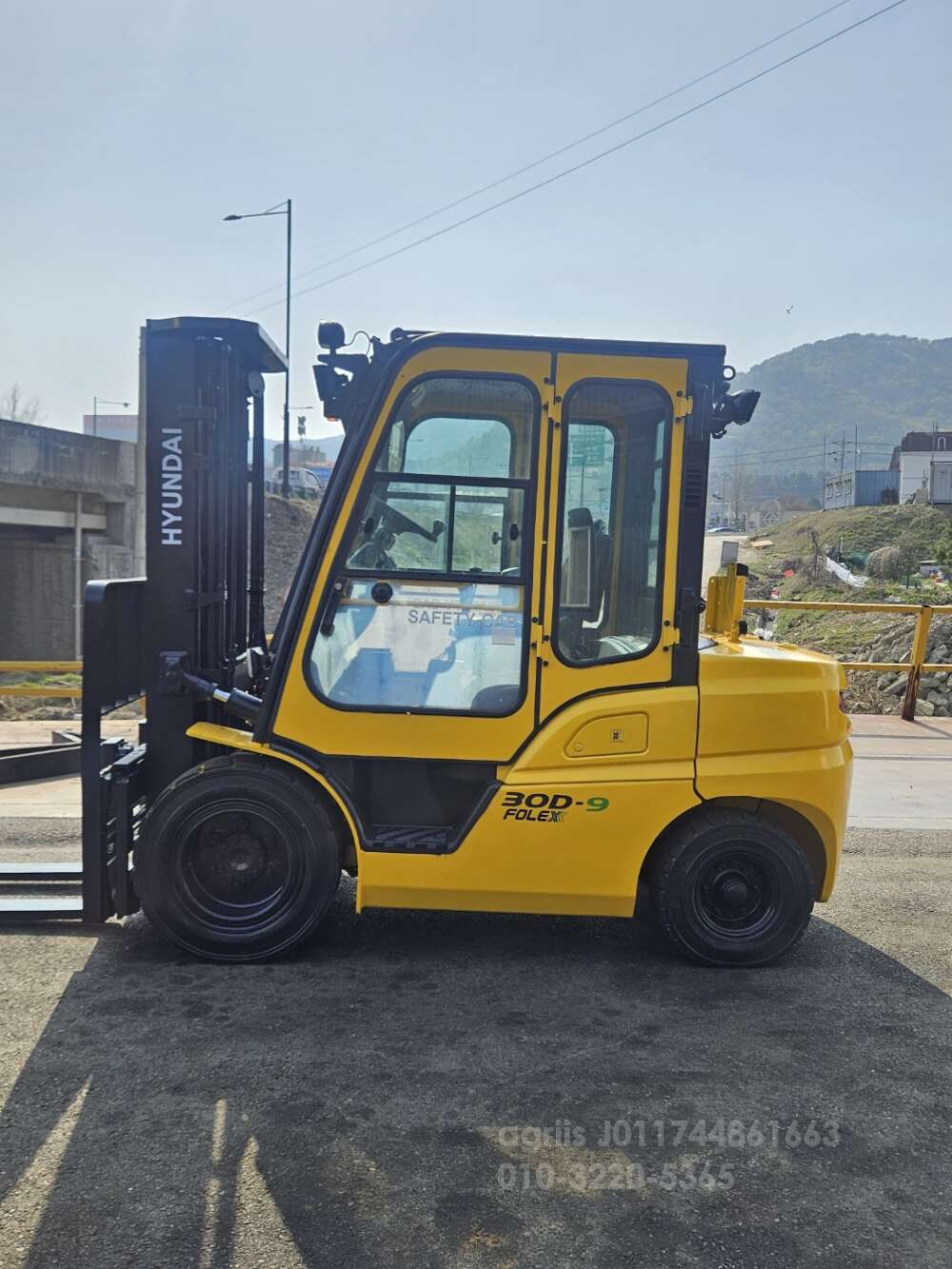 Hyundai Forklift 3톤 중고지게차 현대 디젤 3단 자동발 사이드 캐빈 16년식 풀옵션급 3톤미만  뒤우측면