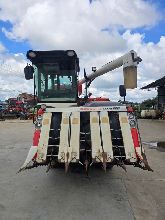 Daedong Combine Harvester DXM110GC (6Rows) 앞좌측면