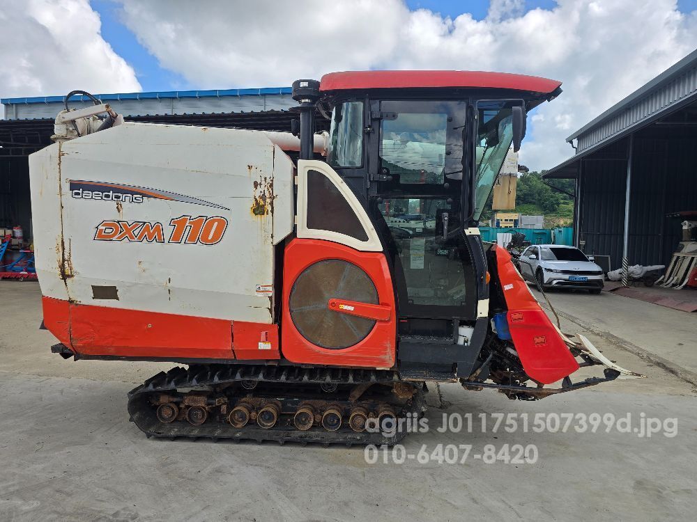 Daedong Combine Harvester DXM110GC (6Rows) 뒤우측면