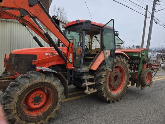 Kubota Tractor M125X (125hp) 앞좌측면