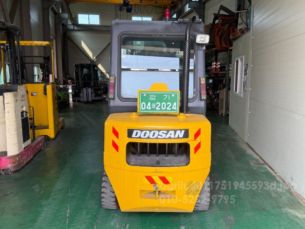 Doosan 3.3톤 지게차 D33S  뒤우측면