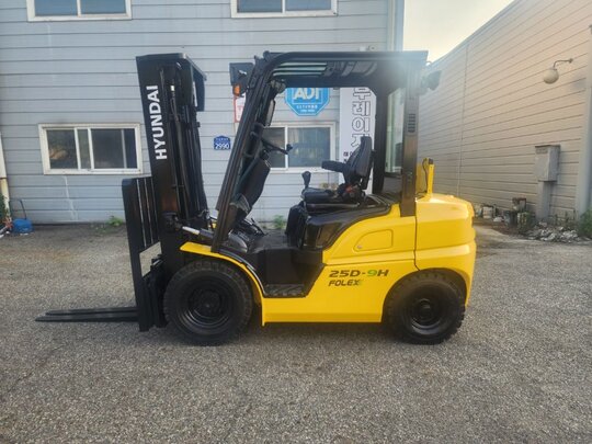 현대중공업 지게차 25D-9H (2.5톤) 앞좌측면