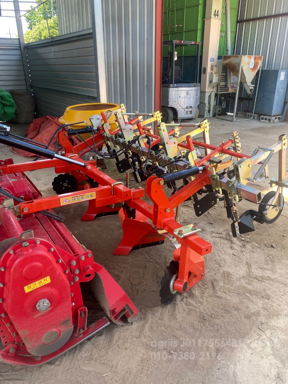  트랙터형 휴립피복기 트랙터형 휴립피복기  뒤우측면