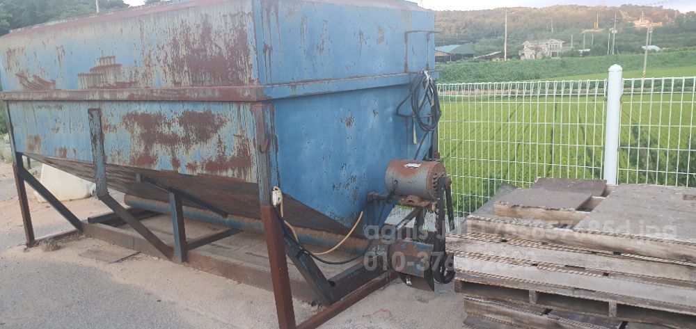 제작 스크류식  전기모터식 곡물탱크 곡물탱크 뒤우측면