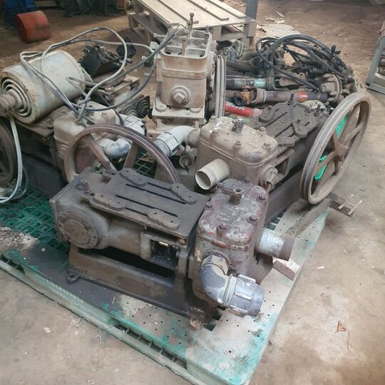  동양 피스톤 펌프  DY  앞좌측면