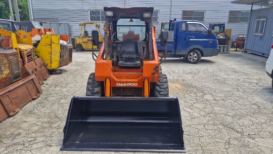  Skid steer loader DSL602  앞좌측면