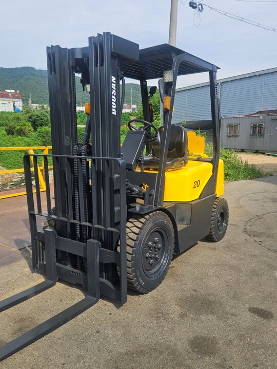 두산 지게차 2톤 디젤 중고 3단마스트 4.7M (2톤) 앞좌측면