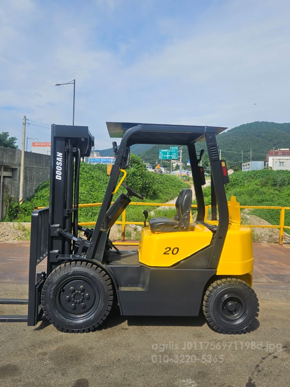 두산 지게차 2톤 디젤 중고 3단마스트 4.7M (2톤) 뒤우측면