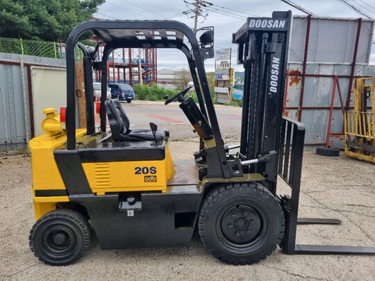 두산 지게차 2톤디젤 (2톤) 앞좌측면