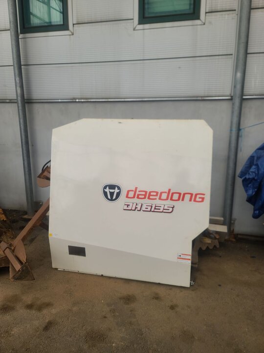 Daedong Combine Harvester DH6135A (6Rows) 앞좌측면