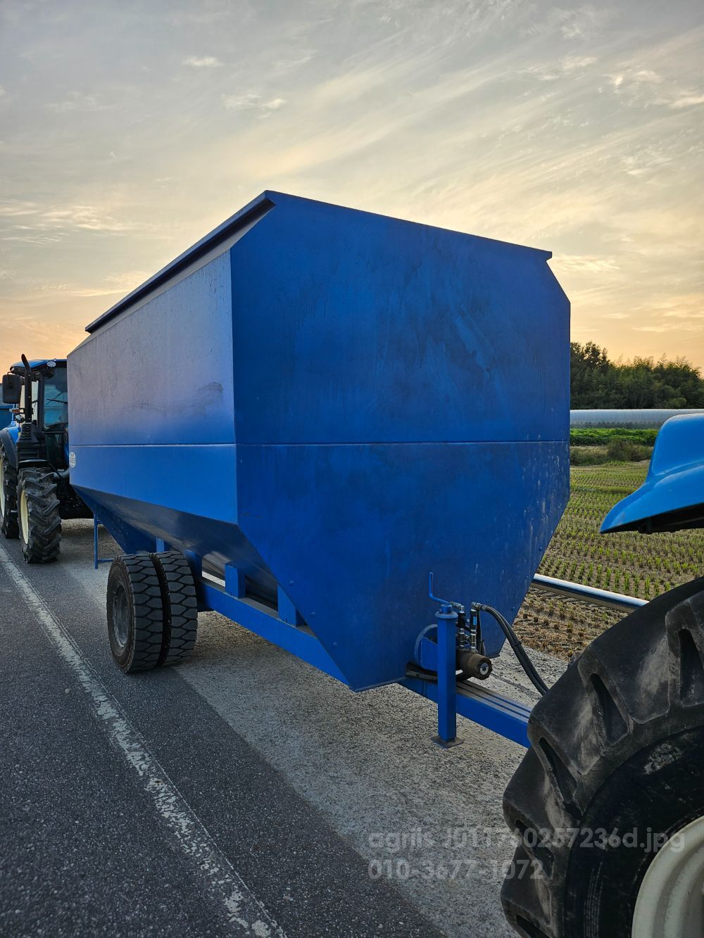  곡물탱크  트랙터  뒤우측면