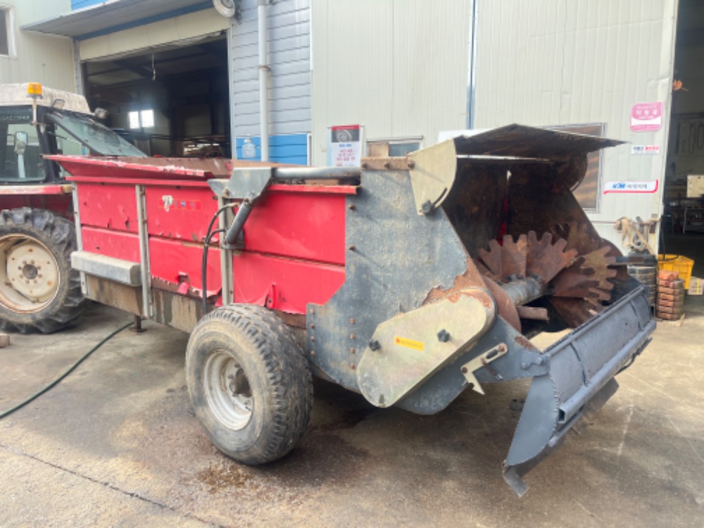 명성 퇴비살포기 퇴비살포기 앞좌측면