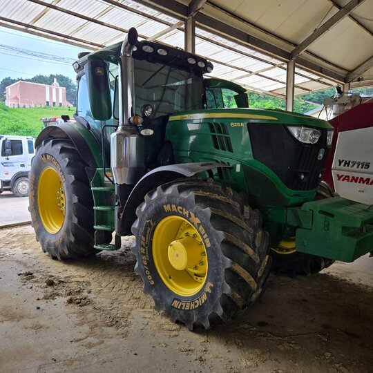 존디어 트랙터 6215R (215마력) 앞좌측면