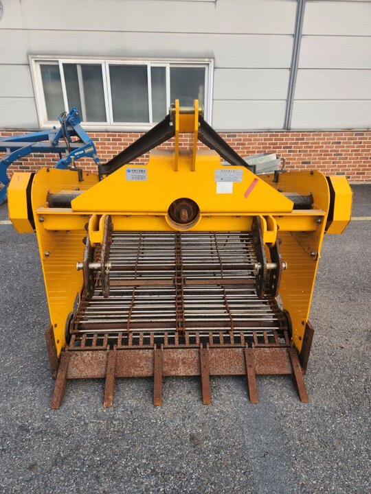  땅속작물수확기 DR 1300SL  앞좌측면