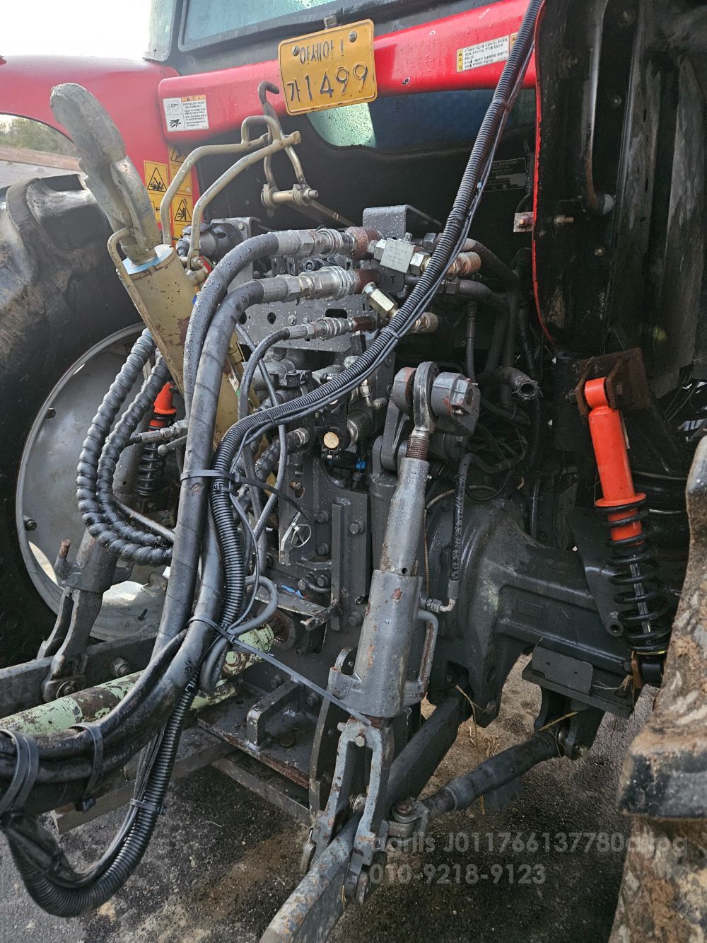 MF Tractor MF-6465 (130hp) 뒤우측면