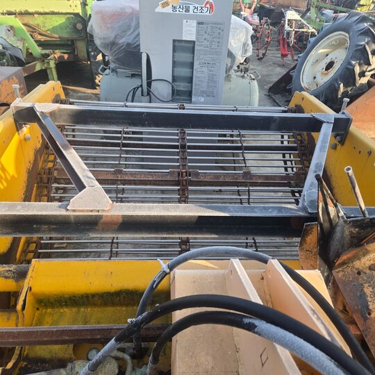 신흥  땅속물 수확기 DR 1600,S 앞좌측면