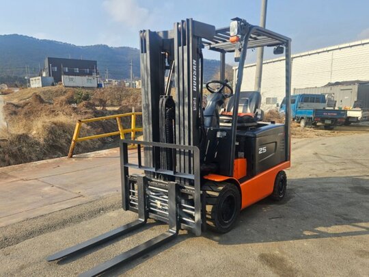 Doosan Forklift 2.5톤 풀옵션 좌식 전기 전동 3단 자동발 사이드 22년식 배터리 (2.5톤) 앞좌측면