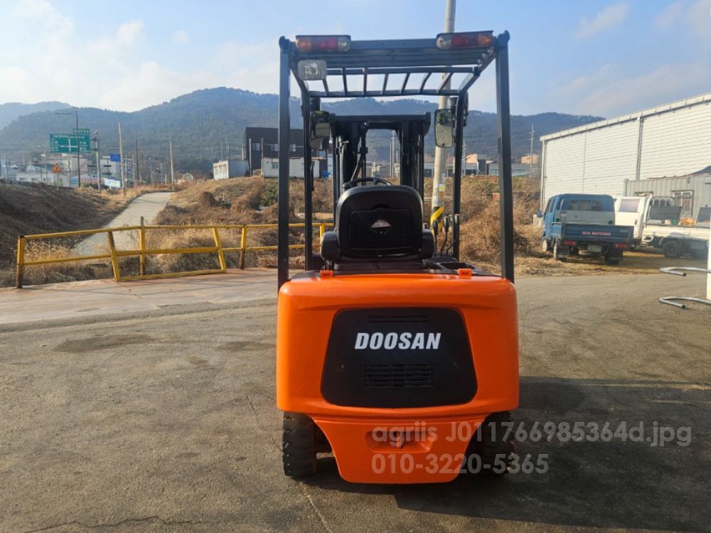 Doosan Forklift 2.5톤 풀옵션 좌식 전기 전동 3단 자동발 사이드 22년식 배터리 (2.5톤) 뒤우측면