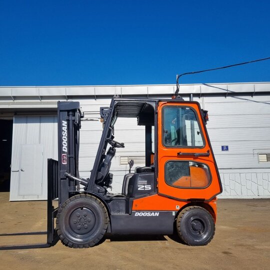 두산 지게차 D25SE-5 (2.5톤) 앞좌측면