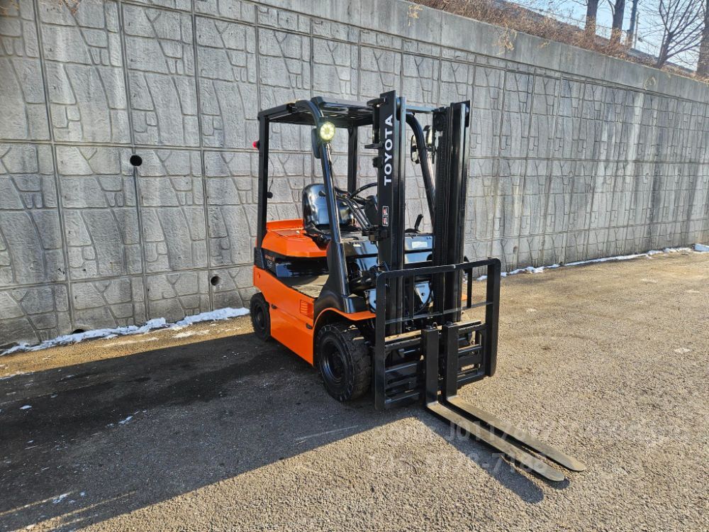 도요타 지게차 중고 7FB15 전동 1.5톤 좌식형 ( 양개식자동발) (1.5톤) 뒤우측면