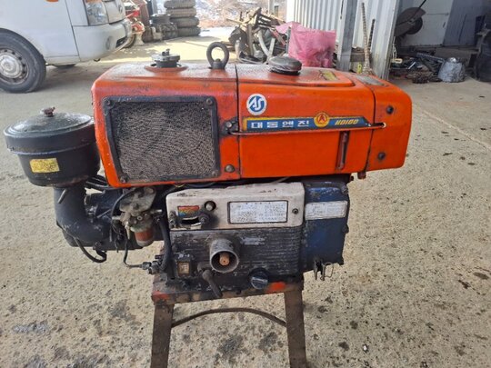 대동 경운기 엔진 (13마력) 앞좌측면