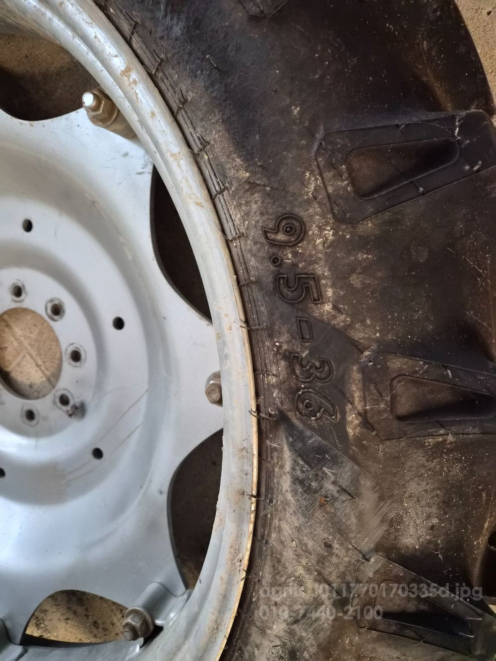  타이어 9.5-36 휠조합  뒤우측면