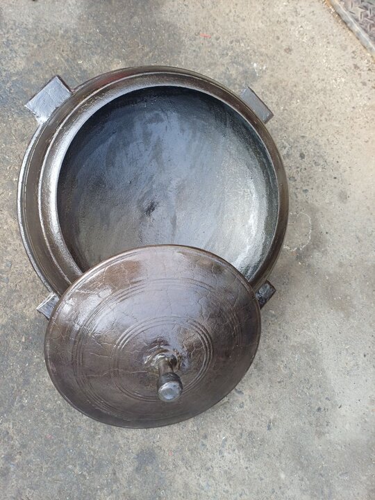  가마솥 .  앞좌측면