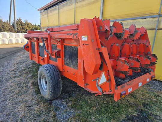 Taesung Manure Spreader 퇴비살포기  앞좌측면