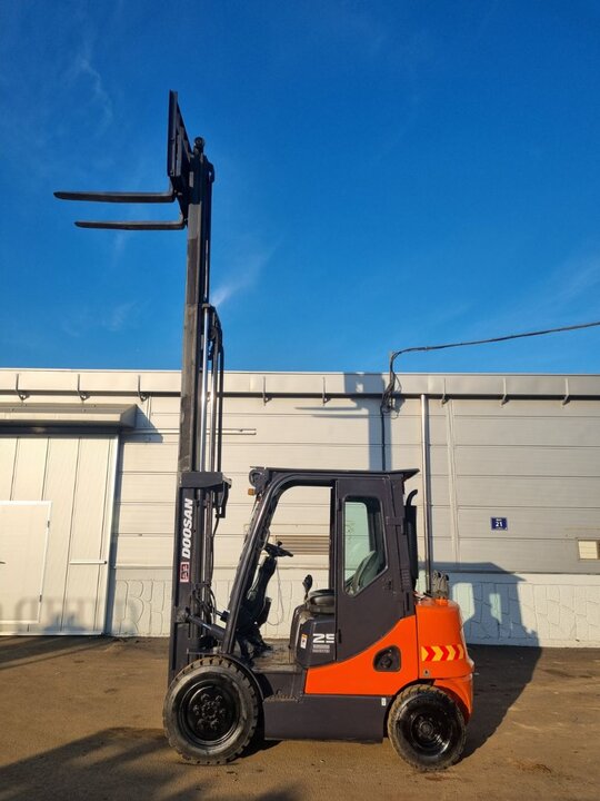 두산 지게차 D25SE-5 (2.5톤) 앞좌측면