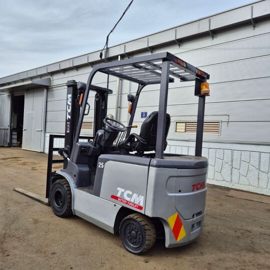 TCM 지게차 FB25-8 (2.5 톤) 앞좌측면