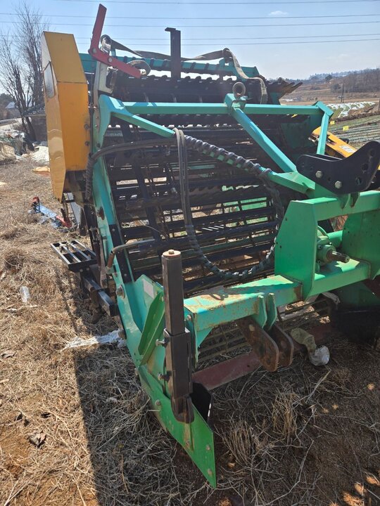 신흥 공업 땅속작물수확기 Sh-T1400 앞좌측면