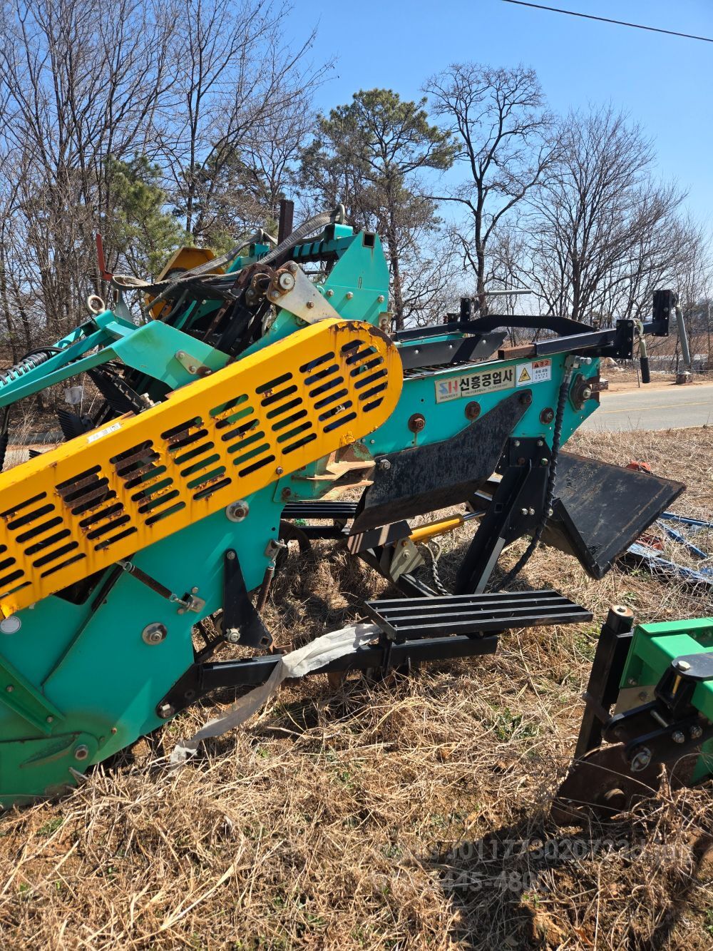 신흥 공업 땅속작물수확기 Sh-T1400 뒤우측면