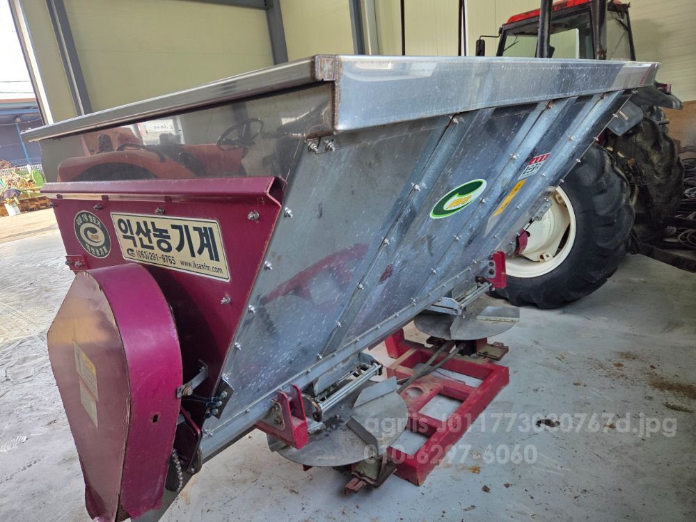 퇴비살포기 퇴비살포기 퇴비살포기 뒤우측면