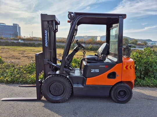 Doosan Forklift 프로5 (2.5톤) 앞좌측면