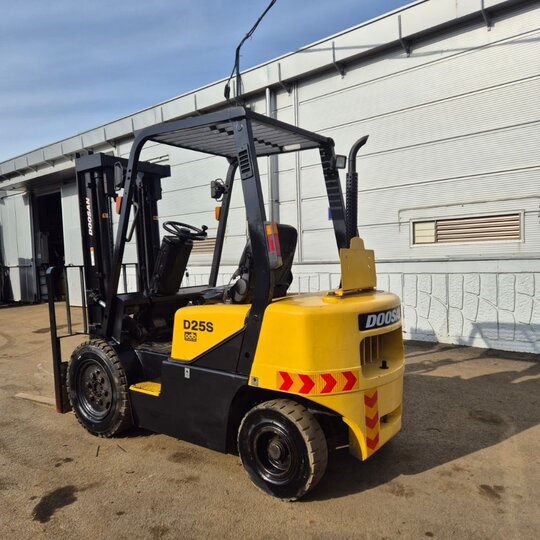 대우두산 지게차 D25S (2.5톤) 앞좌측면
