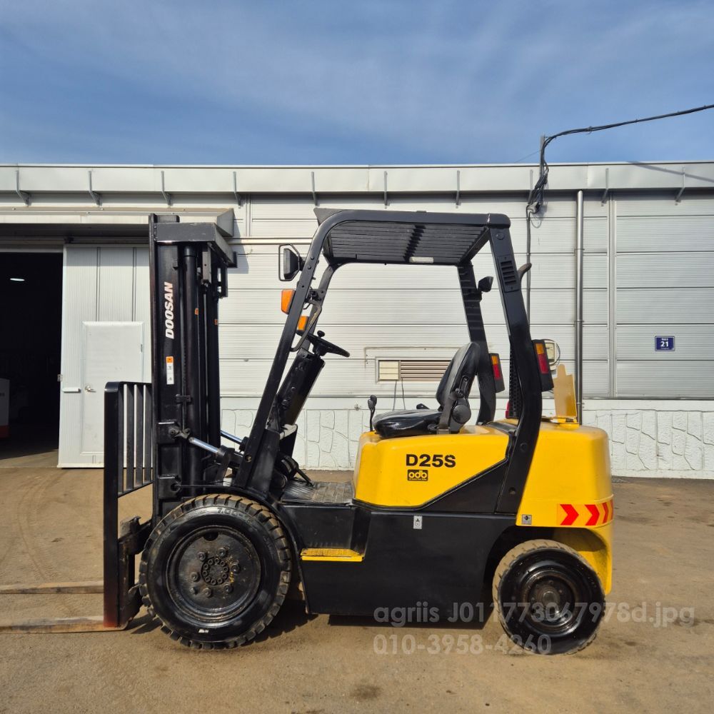 대우두산 지게차 D25S (2.5톤) 뒤우측면