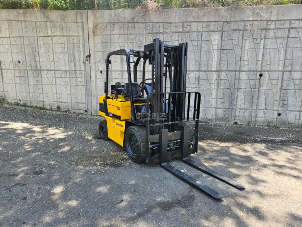 Doosan Forklift 중고 LD30S-2 디젤 3톤 (전.후 통타이어) 뒤우측면