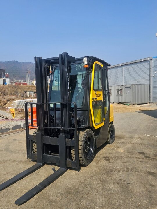 두산 지게차 3톤 디젤 캐빈 노랭이 (3톤) 앞좌측면