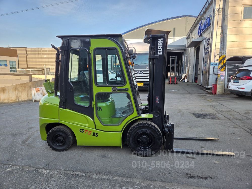 Clark Forklift GTS2.5톤 3단 (2.5톤) 뒤우측면