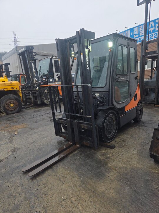  Forklift 디젤 2톤 사이드쉬프트 (2톤) 앞좌측면