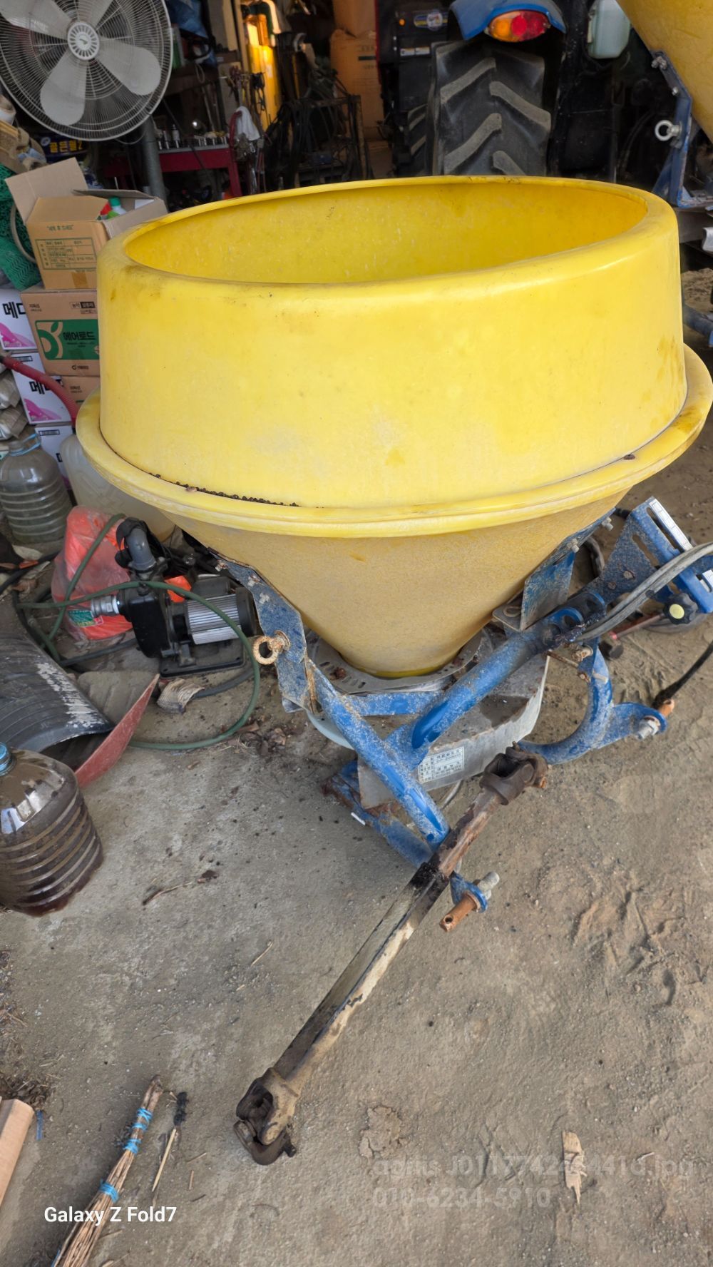  Fertilizer Spreader DP-2000H1  뒤우측면