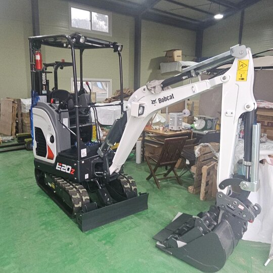  미니굴삭기 E20 bobcat  앞좌측면