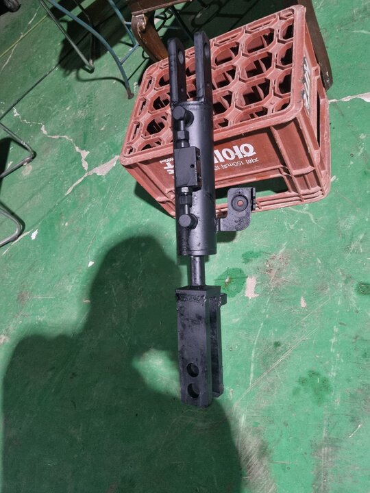  수평제어 실린더 수평제어 실린더 앞좌측면