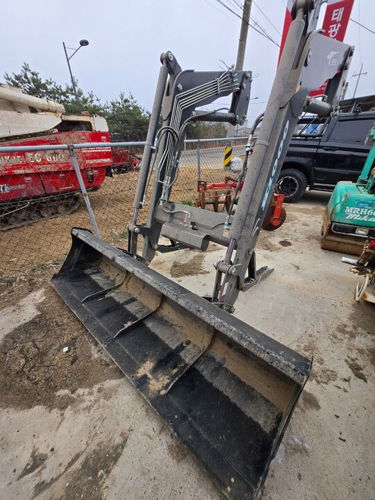 태성공업 로더 K1000 앞좌측면